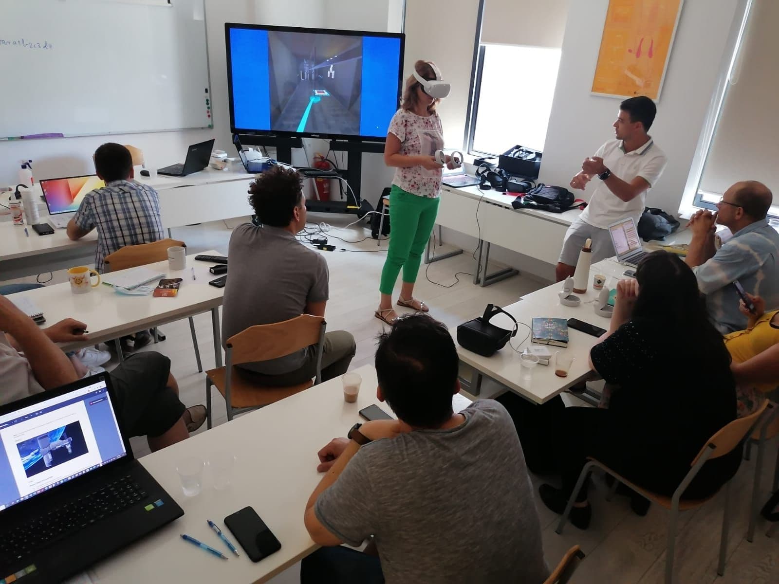 A VR4LL teacher workshop: one teacher in a headset, the group following on the screen